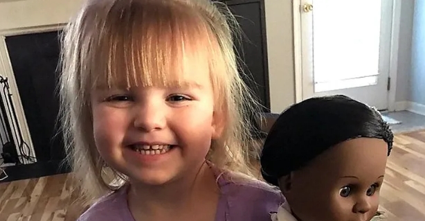 2 jähriges Mädchen lässt Kassiererin verstummen, als sie eine andersfarbige Puppe wählen soll